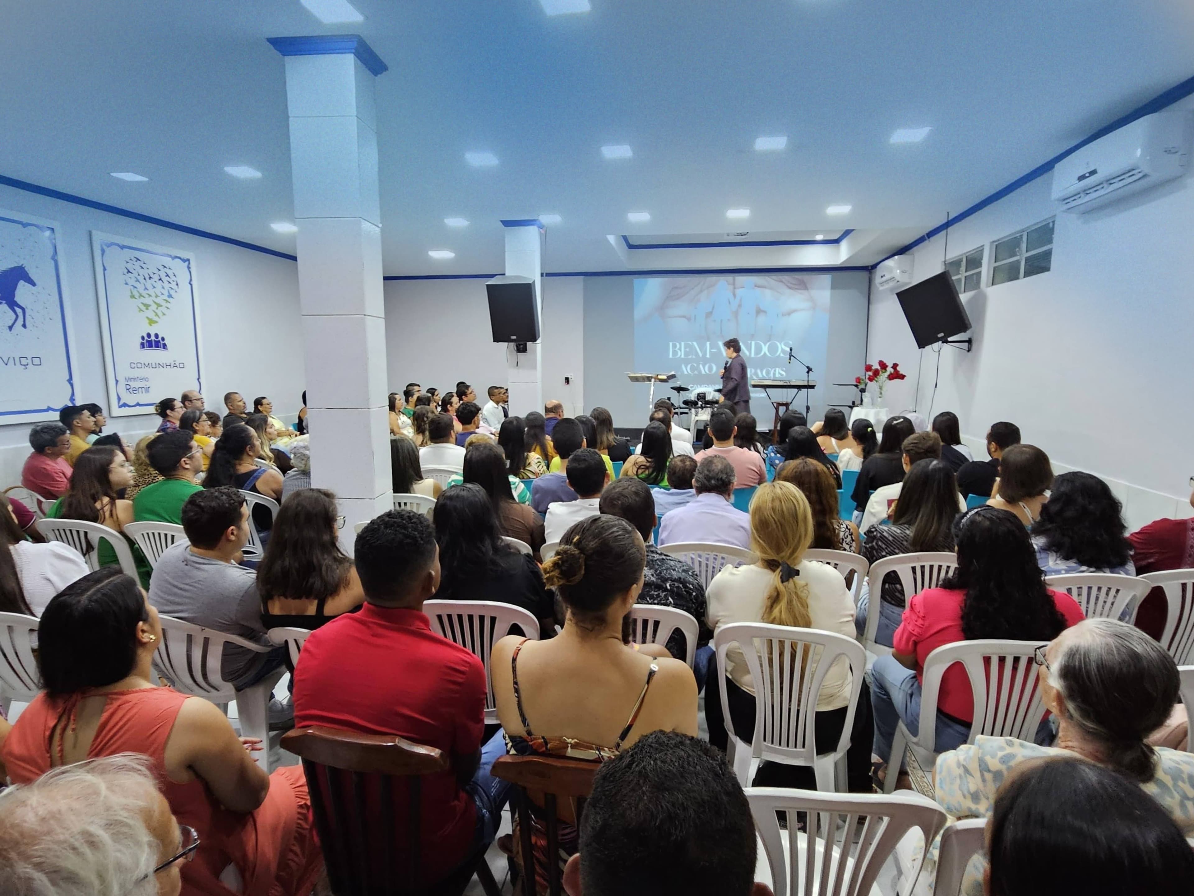 Comunidade da Igreja Remir reunida em culto